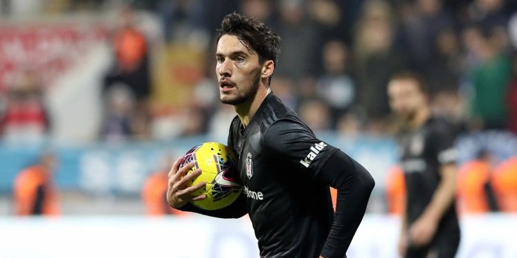 Milli futbolcu Umut Nayir'den seçim mesajı: Umut etmeye devam ediyorum