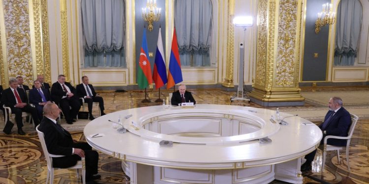 Moskova'da üçlü görüşme: Putin, Aliyev ve Paşinyan bir araya geldi