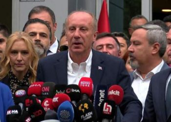 Memleket Partisi Seçim İşlerinden Sorumlu Genel Başkan Yardımcısı Yavuz Kayhan Yüreğir, Muharrem İnce'nin Cumhurbaşkanlığı adaylığından çekilmesine ilişkin resmi evrakları Yüksek Seçim Kurulu'na (YSK) teslim etti.