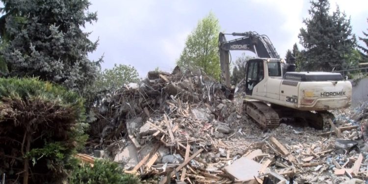 Münevver Karabulut cinayetinin işlendiği villa yıkıldı