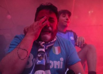 Napoli, İtalya Birinci Ligi'nin (Serie A) bitimine beş maça kala şampiyonluğunu ilan ederek taraftarı için 33 yıllık bir özleme son verdi.