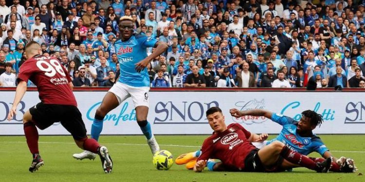 Napoli Salernitana'ya takıldı; şampiyonluğu 1 hafta erteledi