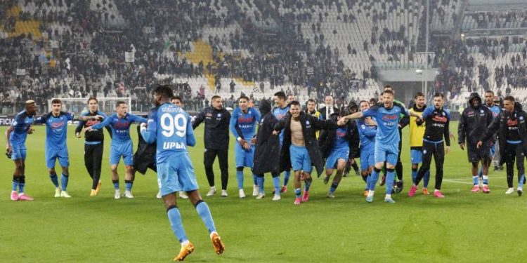 Napoli'nin 33 yıl sonra gelen şampiyonluğu, İtalya'da manşetlerde: Maradona, gördün mü?