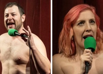 New York'ta bir komedi kulübünden çıplak stand-up gösterisi