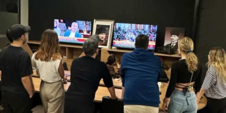 Oğuzhan Uğur'dan Erdoğan'ın 'gençlerle buluşma'sına: Biz de izliyoruz, çok iyi format