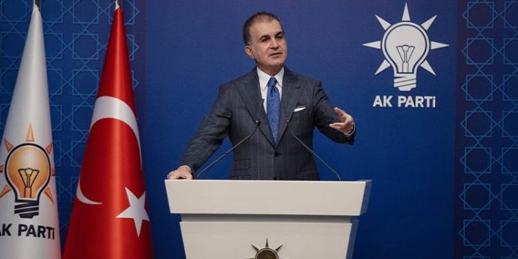 AKP Sözcüsü Ömer Çelik, seçim sonuçlarına ilişkin yaptığı konuşmada, "Biz dünkü o saygısızlığa rağmen bu dediğim tablo ortaya çıkana rağmen, 'herkes beklesin ve müsterih olsun' diye ifade ettik. Pek çok siyasetçi, yorumcu yanıldı. Vatandaşımızı doğru okuyamayan, talepleri doğru konumlandıramayan pek çok kesim erken yorumlarla kendilerini konumlandırmıştı, bunların hepsi boşa çıktı" ifadelerini kullandı.