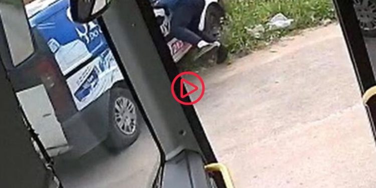 Otobüsten inen şoför, kontrolden çıkan aracın kazasını önledi