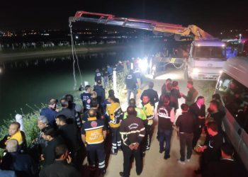 Otomobil sulama kanalına uçtu; baba kurtuldu, 4 çocuğu öldü, anne ve bebeği kayıp