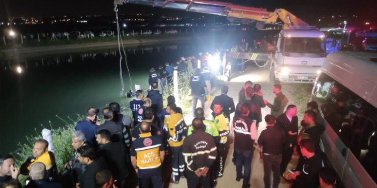 Otomobil sulama kanalına uçtu; baba kurtuldu, 4 çocuğu öldü, anne ve bebeği kayıp