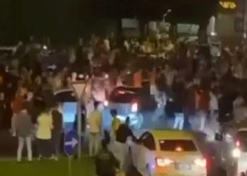 Otomobiliyle kutlama yapan Galatasaray taraftarlarının arasına daldı