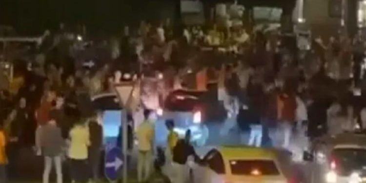 Otomobiliyle kutlama yapan Galatasaray taraftarlarının arasına daldı