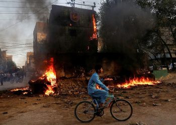 Pakistan'da 'İmran Han' gerilimi tırmanıyor: En az iki ölü, 13 yaralı