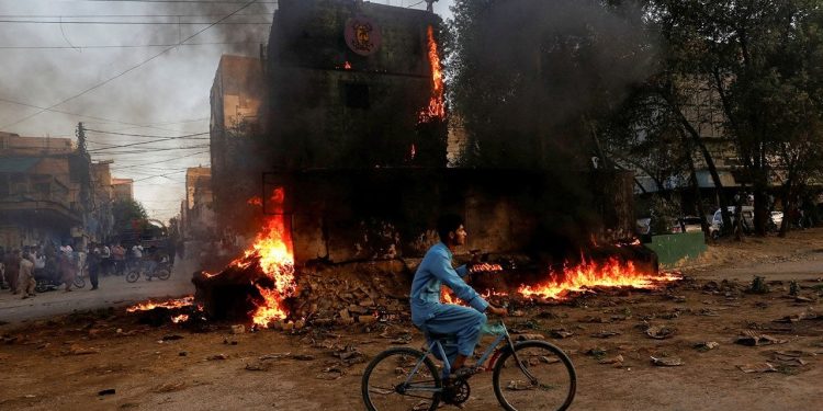 Pakistan'da 'İmran Han' gerilimi tırmanıyor: En az iki ölü, 13 yaralı