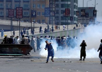 Pakistan'da gerilim tırmanıyor: Sekiz ölü, 1000'e yakın gözaltı