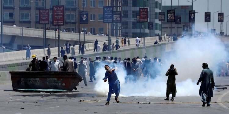 Pakistan'da gerilim tırmanıyor: Sekiz ölü, 1000'e yakın gözaltı