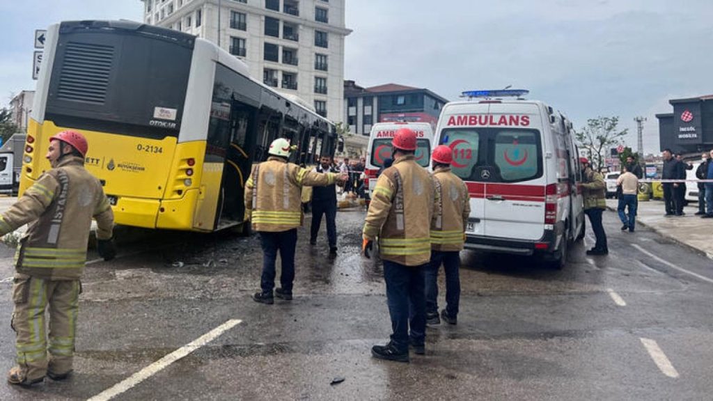 Pendik'te ters yönden caddeye giren TIR, İETT otobüsüne çarptı: İkisi ağır, beş yaralı