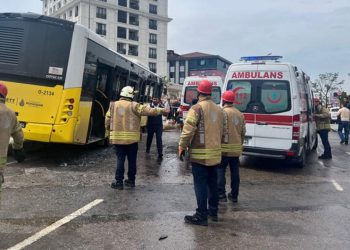 Pendik'te ters yönden caddeye giren TIR, İETT otobüsüne çarptı: İkisi ağır, beş yaralı