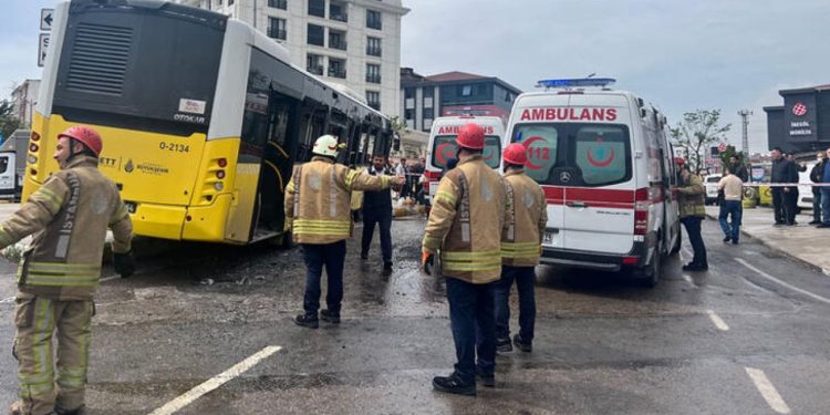 Pendik'te ters yönden caddeye giren TIR, İETT otobüsüne çarptı: İkisi ağır, beş yaralı
