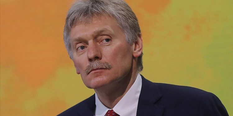 Kremlin Sözcüsü Dimitri Peskov, Rusya Devlet Başkanı Vladimir Putin'in yaşadığı Kremlin Sarayı'na yönelik insansız hava aracı (İHA) saldırılarıyla ilgili açıklamasında "Bu tür terör eylemlerine yönelik kararların Kiev’de değil Washington’da alındığını biliyoruz" dedi.