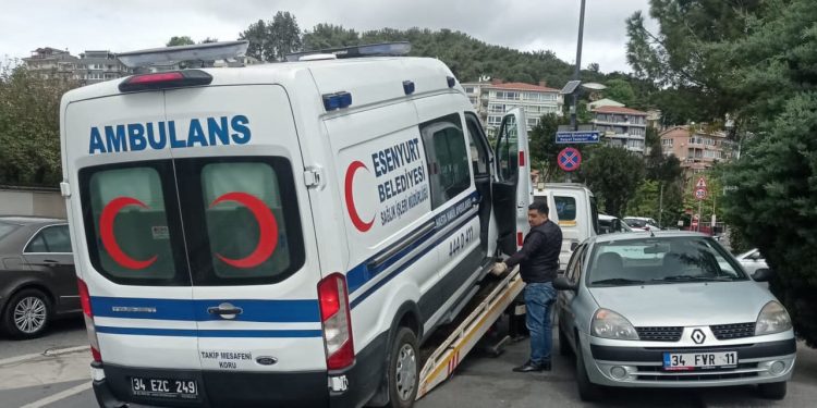 Polis ambulansı bağladı, beli kırık hasta evine gidemedi