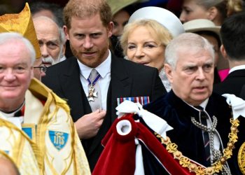 Prens Harry babasının taç giyme törenine yalnız katıldı: Eşi Megan Markle ABD'de kaldı