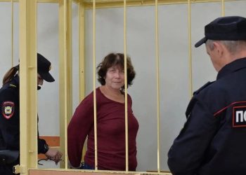 Putin'in ebeveynlerinin mezarına not bırakan kadına iki yıl hapis