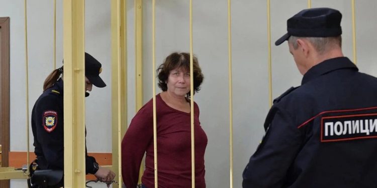 Putin'in ebeveynlerinin mezarına not bırakan kadına iki yıl hapis
