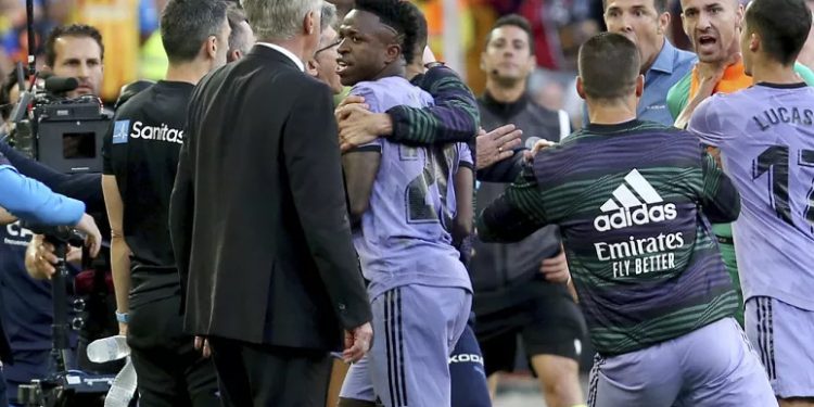 Junior: “Bu ilk defa olmuyor, ikinci ya da üçüncü kez de olmuyor. La Liga'da ırkçılık artık normal hale geldi. Federasyon gibi diğer takımlar da bunun normal olduğunu düşünüyor. Rakipler bunu teşvik ediyor".