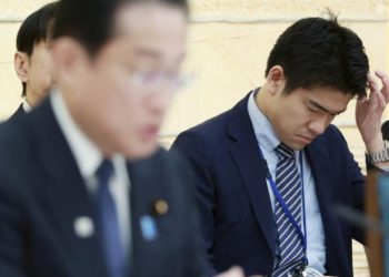 Resmi konutta parti veren Japonya Başbakanı'nın oğlu kovulacak