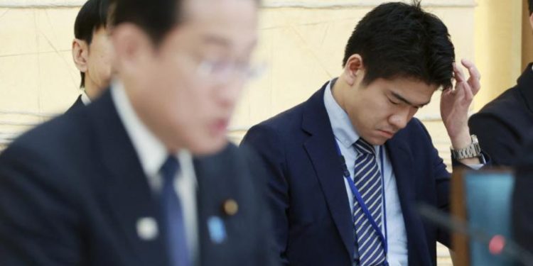 Resmi konutta parti veren Japonya Başbakanı'nın oğlu kovulacak