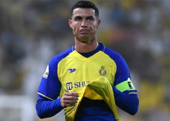 Ronaldo, fotoğraf çektirmek isteyen rakip antrenörü itti!