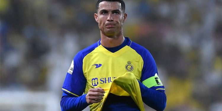 Ronaldo, fotoğraf çektirmek isteyen rakip antrenörü itti!