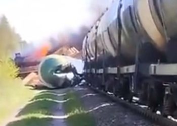 Rusya: Ukrayna sınırında yük treni patlama sonucu raydan çıkarak yandı