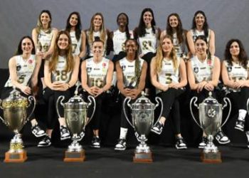 CEV Şampiyonlar Ligi’nde Eczacıbaşı ile oynadığı finali kazanarak kupanın sahibi olan Vakıfbank, Türkiye’ye döndü.