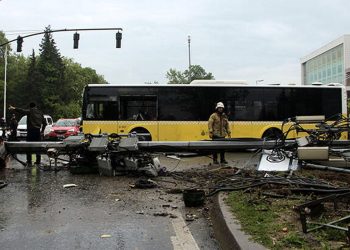 Sarıyer'de İETT otobüsü önce direğe ardından otomobile çarptı