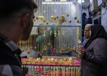 Ekonomi gazetesinin haberine göre bir kısım tasarruf sahibi seçim belirsizliği ve ekonomiye yönelik endişeler nedeniyle yatırımını fiziki dolar ve altına kaydırdı.