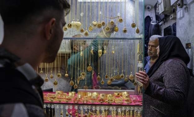 Ekonomi gazetesinin haberine göre bir kısım tasarruf sahibi seçim belirsizliği ve ekonomiye yönelik endişeler nedeniyle yatırımını fiziki dolar ve altına kaydırdı.