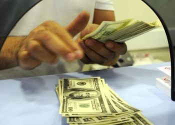 Bloomberg ajansının ekonomi servisinin hesabına göre Merkez Bankası TL’nin değer kaybını sınırlamak için 18 ayda ‘arka kapıdan’ 177 milyar dolar satarak piyasaya müdahale etti.