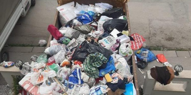 Şikayet ile ortaya çıkıt: Eskişehir'de bir evden 50 ton çöp çıkarıldı