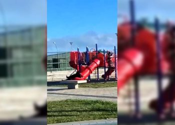 Şili lideri Boric'in kaydırakta sıkıştığı anlar gündem oldu