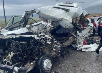Sivas’ta TIR ile yolcu minibüsü çarpıştı: 4 ölü, 3 ağır yaralı