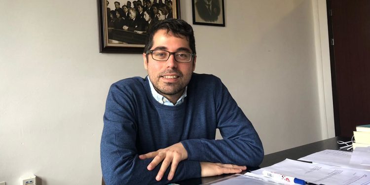 Siyaset Bilimci Berk Esen havalimanında gözaltına alındı