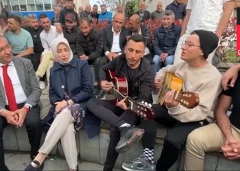 Siyasette unutulan sahneler: Silivri'de karşılaşan AKP'li Zengin ve CHP'li Altay birlikte şarkı söyledi