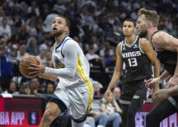Stephen Curry varsa sorun yok; Golden State yarı finalde