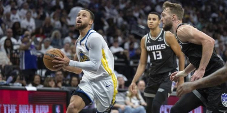 Stephen Curry varsa sorun yok; Golden State yarı finalde