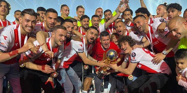 Süper Lig'e yükselen Samsunspor kupasını aldı