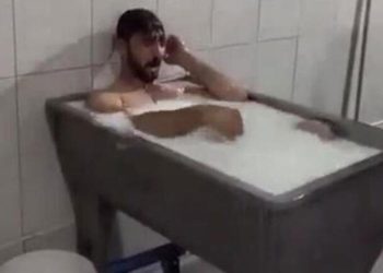 Süt banyosuyla tepki çeken işçi 70 kişiye hakaret davası açtı