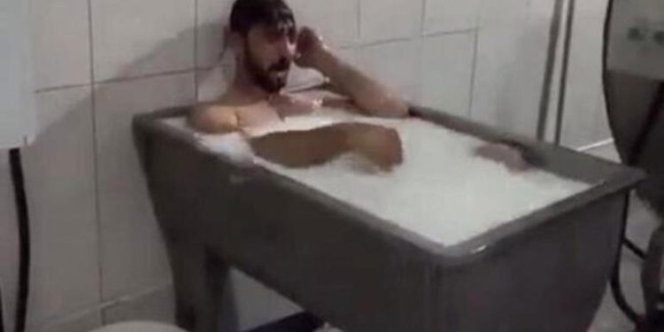 Süt banyosuyla tepki çeken işçi 70 kişiye hakaret davası açtı