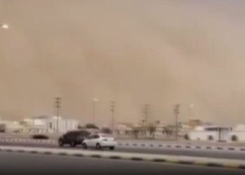 Suudi Arabistan'da kum fırtınası etkili oldu! Hayat durma noktasına geldi