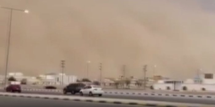 Suudi Arabistan'da kum fırtınası etkili oldu! Hayat durma noktasına geldi